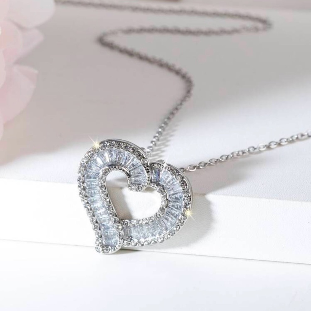 NWT Elegant Silver-plated Hollow Zirconias Heart Pendant Necklace

.